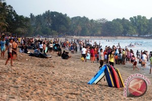  Pantai Anyer Banten Padat Pengunjung