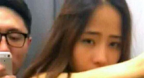 Warga Cina gempar karena beredarnya video mesum, di ruang ganti toko Uniqlo di Beijiing, polisi turun tangan untuk investigasi. Dailymail