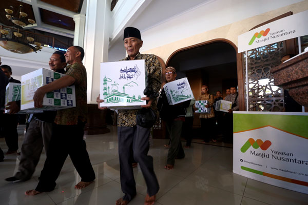  FOTO: 200 Marbot Dan Imam Masjid Di Jabar Mendapat THR Dan Bingkisan