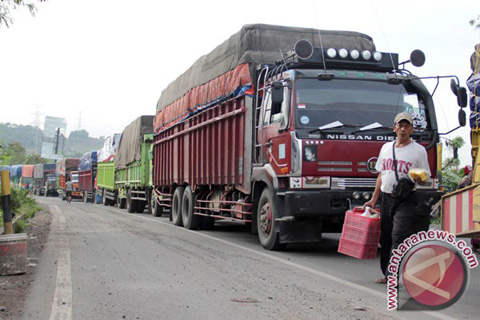  Macet Parah, Pedagang Asongan Dadakan Tumpah Ke Jalur Tol Cikopo