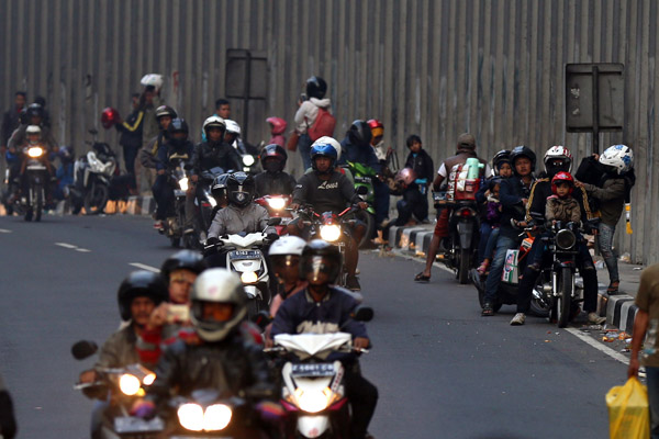  FOTO: Meski Dilarang, Pemudik Nekat Berhenti di Terowongan Lingkar Nagreg