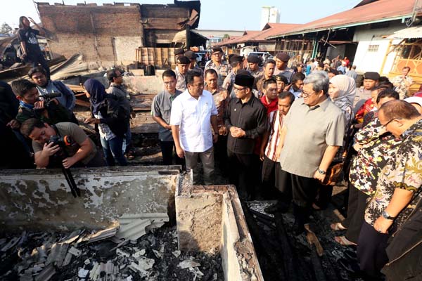  FOTO: Mendag tinjau lokasi kebakaran Pasar Gedebage