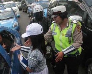  ARUS BALIK: Polwan di Sukabumi Bagikan Suplemen
