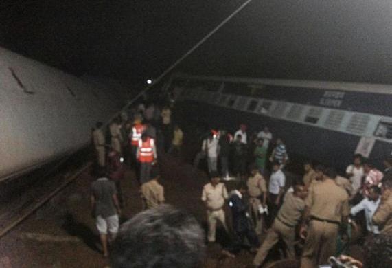  2 Kereta Tergelincir Masuk Sungai, 100 Penumpang Lebih Dikhawatirkan Tewas