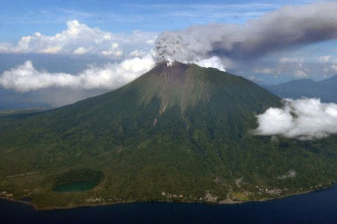  Abu Gunung Raung Kembali Menyembur, Bandara Ngurah Rai Tutup