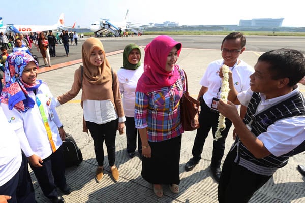  FOTO: Ulang Tahun, Bandara Husein Sapa Penumpang