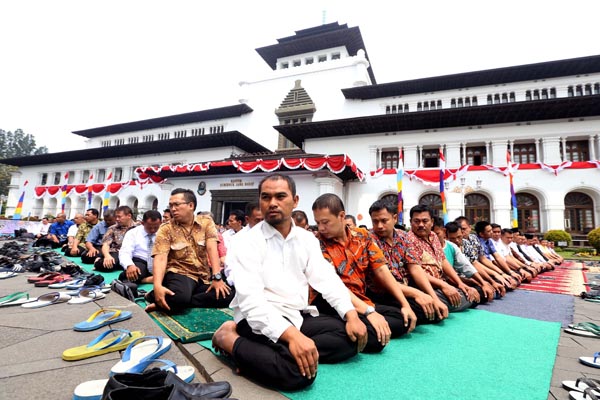  FOTO: PNS Pemprov Jabar Gelar Salat Istisqa di Gedung Sate