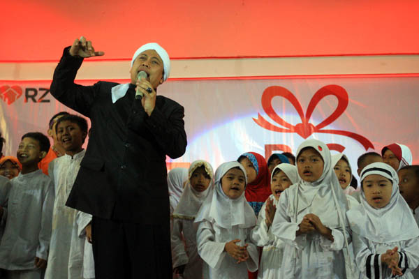  FOTO: 17 Tahun Pemberdayaan RZ, Opick Hibur Yatim Dhuafa