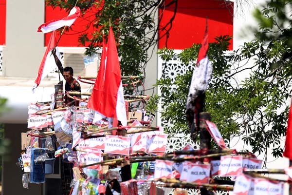  FOTO: Warga Gegerkalong Ikuti Lomba Panjat Pinang Berhadiah 2 Sepeda Motor