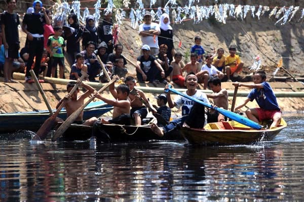  FOTO: Warga Andir Balap Perahu di Aliran Sungai Citarum