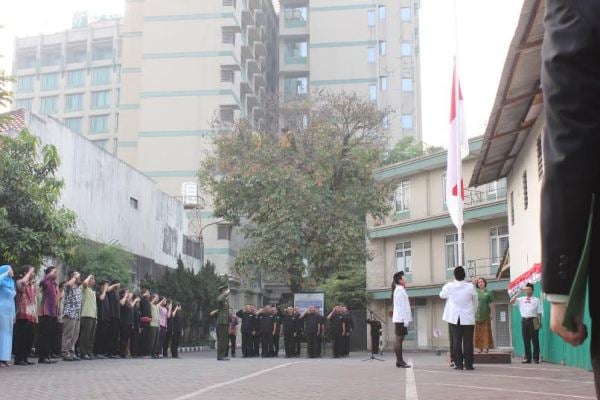  Holiday Inn Bandung Peringati HUT RI dengan Upacara Bendera dan Perlombaan