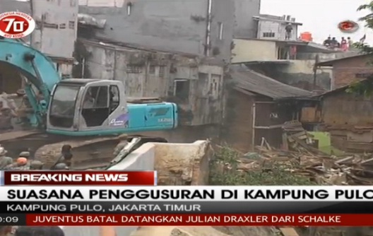  Proses Relokasi Kampung Pulo Ricuh, Aparat Tembakkan Gas Air Mata