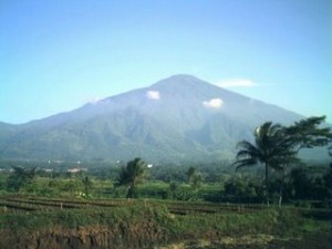  Lereng Gunung Ciremai Terbakar