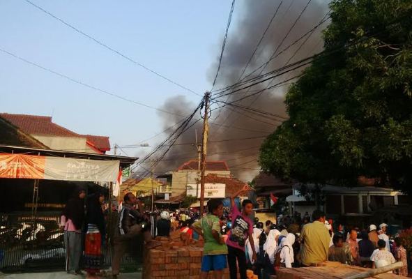  Pemadaman Api di Pasar Sumber Cirebon Terkendala Kerumunan Warga
