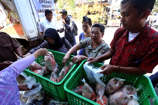  FOTO: Pedagang Mogok, Pemkot Bandung dan Bulog Gelar Operasi Pasar Ayam