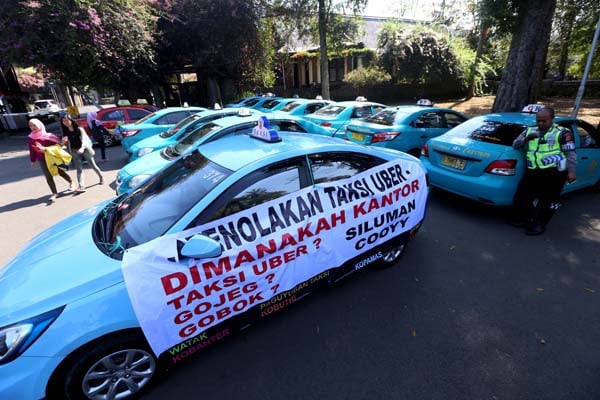  FOTO: Tolak Go-Jek dan Uber, Puluhan Taksi Datangi Kampus ITB