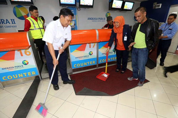  FOTO: Hari Pelanggan, AP II Bersihkan Bandara Husein Sastranegara