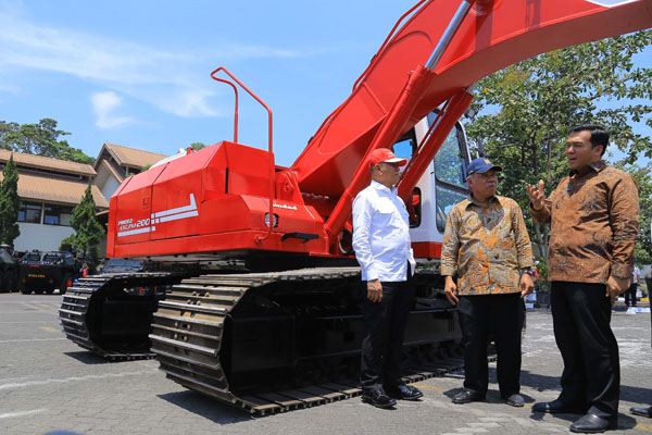  FOTO: PT Pindad Luncurkan Produk Alat Berat Pindad Excava 200