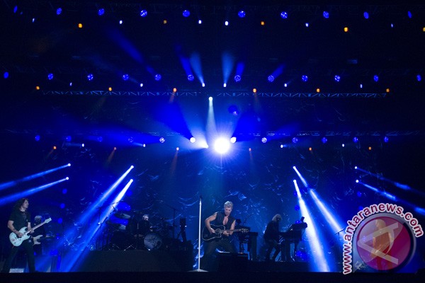 Grup band asal Amerika Serikat Bon Jovi saat konser Bon Jovi Live! di Stadion Utama Gelora Bung Karno, Senayan, Jakarta, Jumat (11/9/2015) malam. Jakarta menjadi tempat penampilan perdana Bon Jovi dalam rangkaian tur Bon Jovi Live! di Asia./Antara Foto