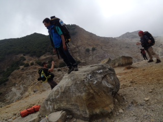  Gunung Papandayan Masih Dilalap Api