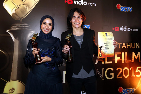  FOTO: Vino G Bastian dan Laudya Cynthia Bella Sabet Aktor dan Aktris Terpuji FFB 2015