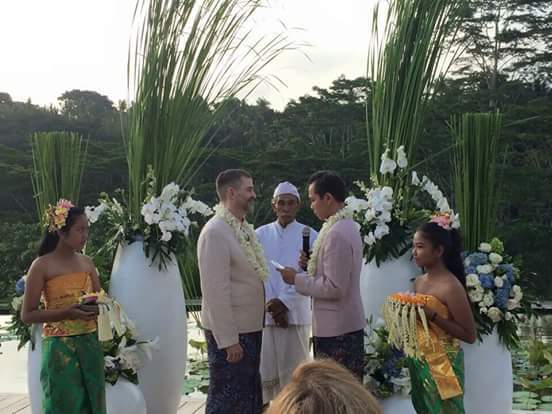  Foto Pernikahan Pasangan Gay di Bali Hebohkan Netizen