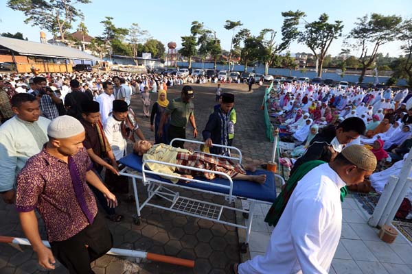  FOTO: Warga Pingsan Saat Shalat Ied di Ciumbuleuit