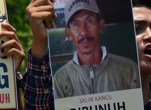 Pegiat lingkungan yang tergabung dalam solidaritas Surabaya untuk Salim Kancil melakukan aksi solidaritas terhadap pembunuhan petani penolak tambang pasir liar di Lumajang itu/Antara