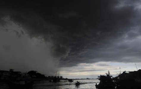  Cuaca Buruk Masih Bayangi Selat Sunda