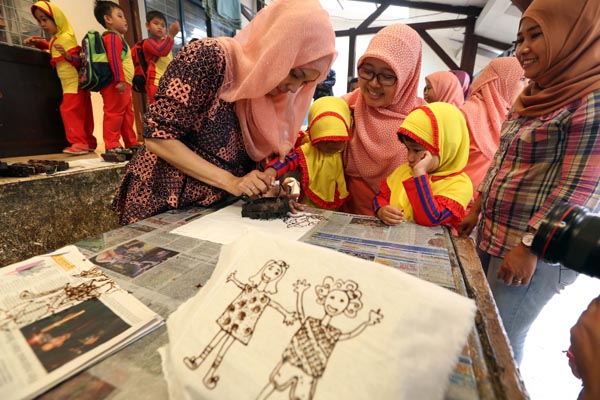  FOTO: Anak-anak TK Belajar Membatik di Studio Hasan Batik