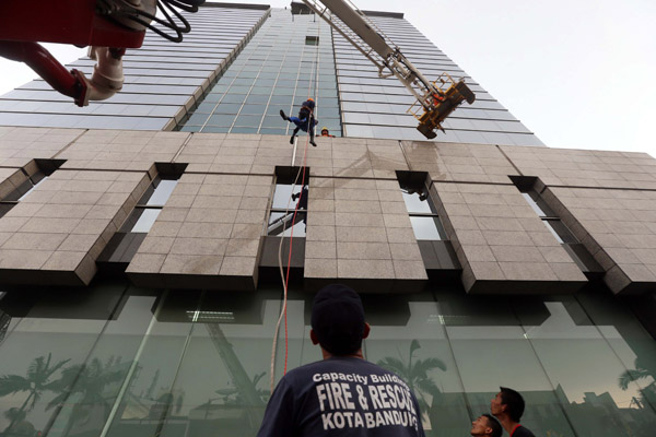  FOTO: Simulasi Penanggulangan Kebakaran di Gedung Bertingkat