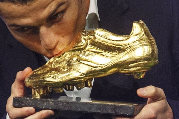  Cristiano Ronaldo Raih Sepatu Emas Keempat Kalinya