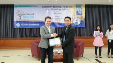 STIE Ekuitas Bahas Perbankan Eropa di Rangkaian International Month