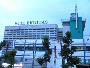  STIE Ekuitas Lantik 269 Wisudawan