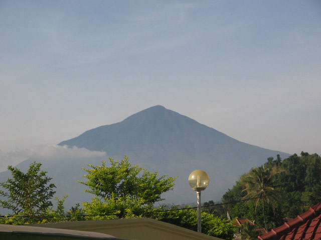  Pendaki Tertimpa Batu Saat Mendaki Gunung Guntur