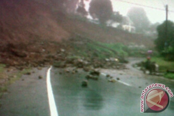  Longsor di Naringgul, Bandung-Cidaun Putus