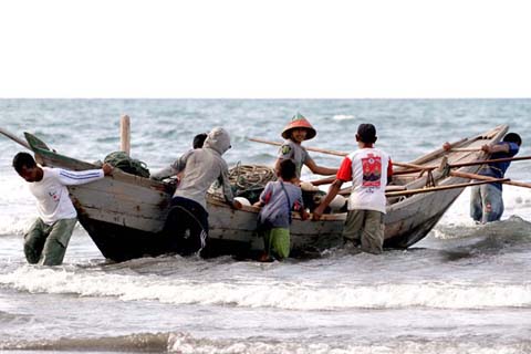  Nelayan di Jabar Masih Jelajah Laut di Bawah 12 Mil
