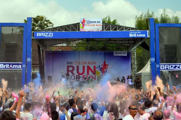  FOTO: Ribuan Peserta Ikuti BRI Colour Run di Kuningan