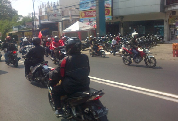  Puluhan Buruh Mulai Bergerak ke Gedung Sate