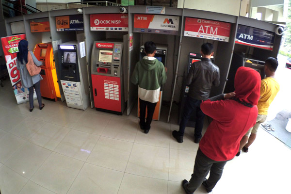  FOTO: STRATEGI PERBANKAN: Bankir Kian Efisien di ATM