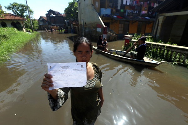  FOTO: Warga Cieunteung Terjang Banjir untuk Mencoblos