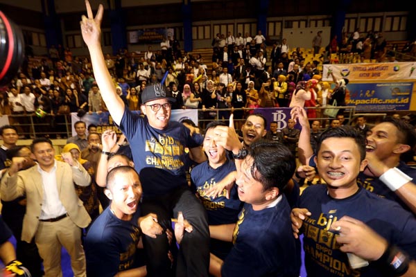  FOTO: Kalahkan BRI, Tim BJB Sabet Juara Invitasi Bola Basket Antar Bank