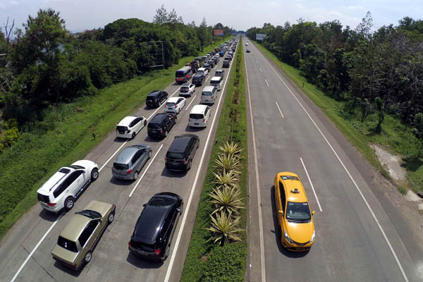  FOTO: Libur Natal dan Tahun Baru, Kendaraan Antri 3 Km Menuju Gerbang