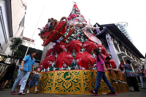  FOTO: Pohon Natal Raksasa Hiasi Gereja Katedral Bandung