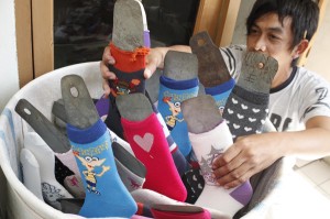  Ini Dia Kaus Kaki Halal Pertama di Indonesia