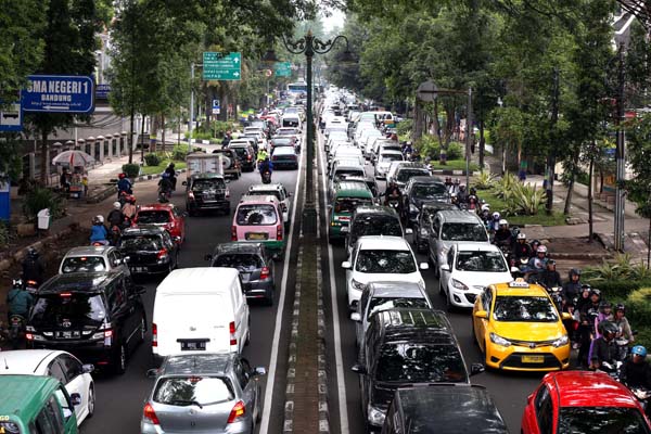  FOTO: Hari Terakhir Libur Panjang, Jalanan di Kota Bandung Dilanda Macet