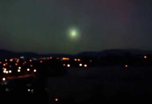  VIDEO: Cahaya Misterius Muncul di Langit Canberra