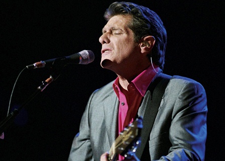  Gitaris Lagu \'Hotel California\' Glenn Frey Meninggal Dunia