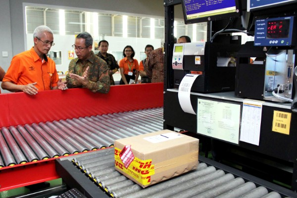  FOTO: Pos Indonesia-DHL Express Indonesia Perpanjang Kerja Sama Dukung Pengembangan UKM