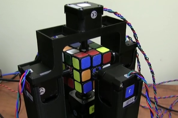  VIDEO: Robot Ini Selesaikan Rubik Hanya Dalam 1,019 Detik!
